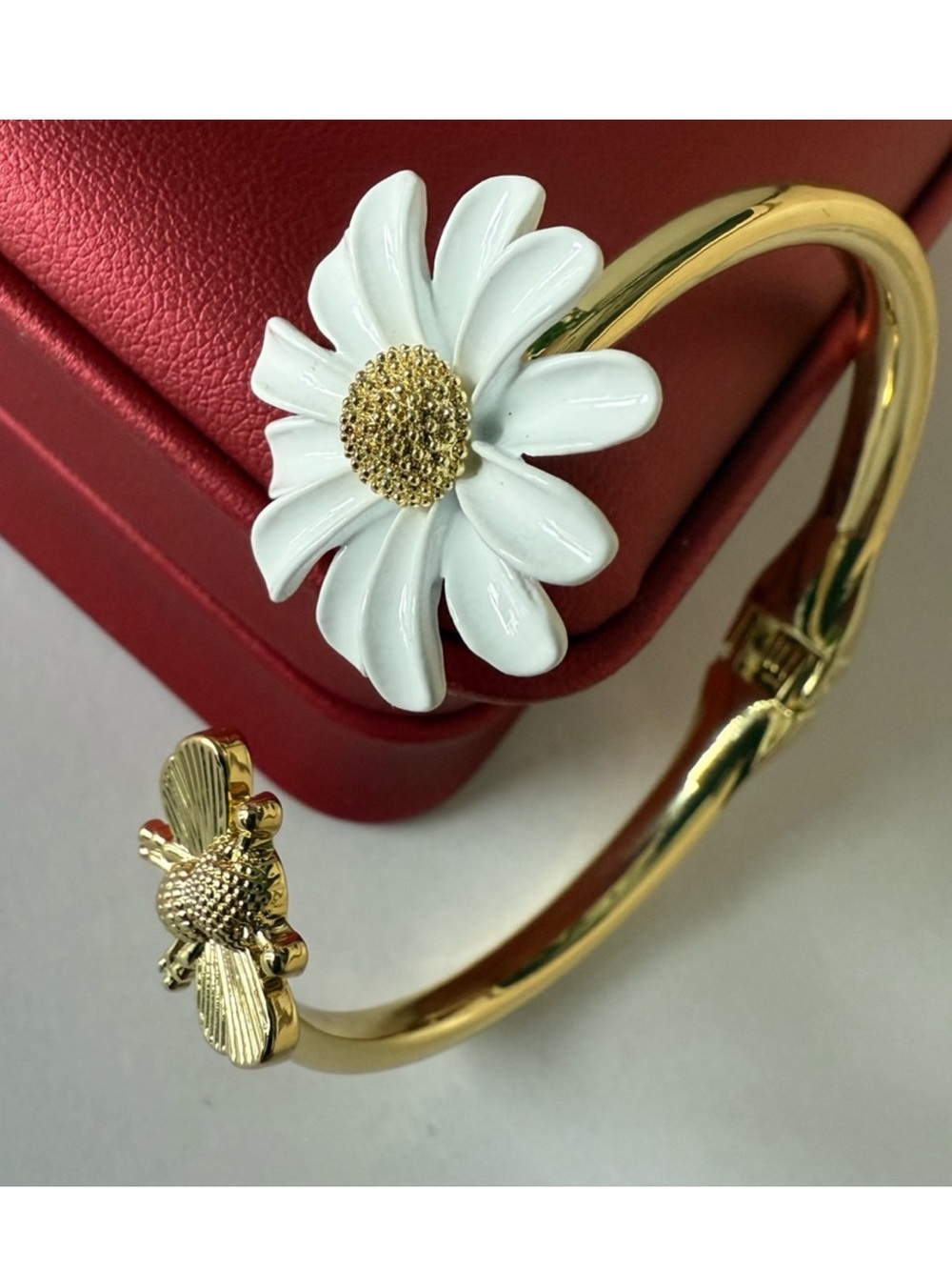 🐝 Gold Bee 🐝 and 🌼 White Daisy🌼 Gold Bangle Bracelet.